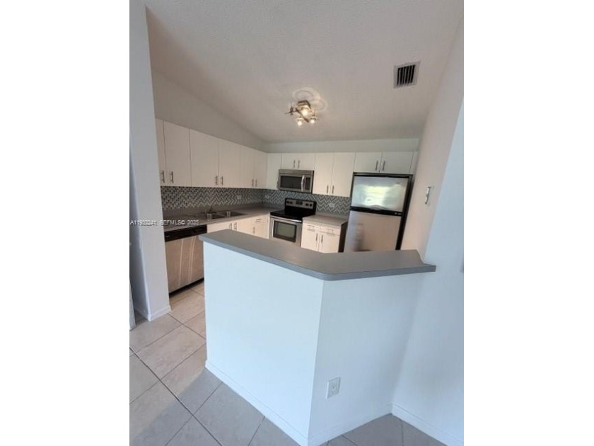 Well-maintained condominium located in the Hollywood Hills area - Beach Condo for sale in Hollywood, Florida on Beachhouse.com