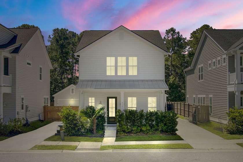 Welcome to this charming home in Hampton Mill, a pocket - Beach Home for sale in Johns Island, South Carolina on Beachhouse.com