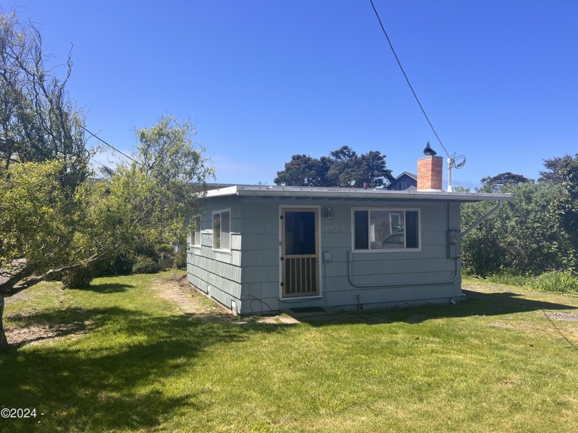 This quaint cottage is 1 bedroom, 1 bathroom and conveniently - Beach Home for sale in Lincoln City, Oregon on Beachhouse.com