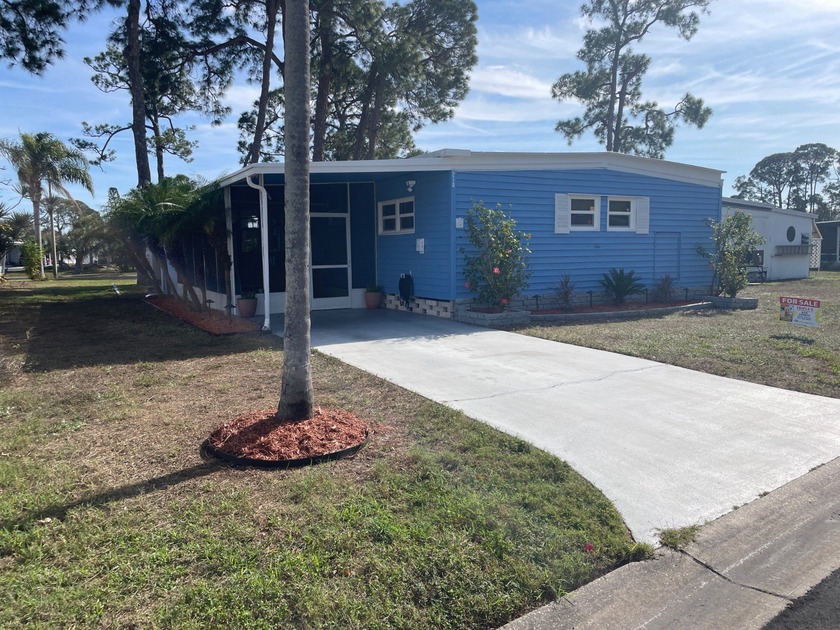 40 + Park!!!  Wake up on this oversized lot to a stunning lake - Beach Home for sale in Largo, Florida on Beachhouse.com