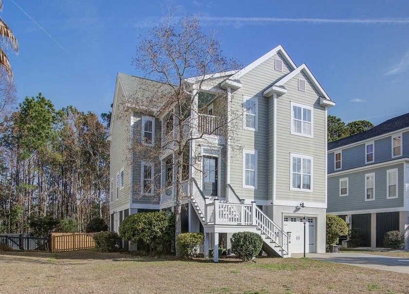 Enjoy this 4 bedroom, 3.5 bathroom elevated home in the - Beach Home for sale in Charleston, South Carolina on Beachhouse.com