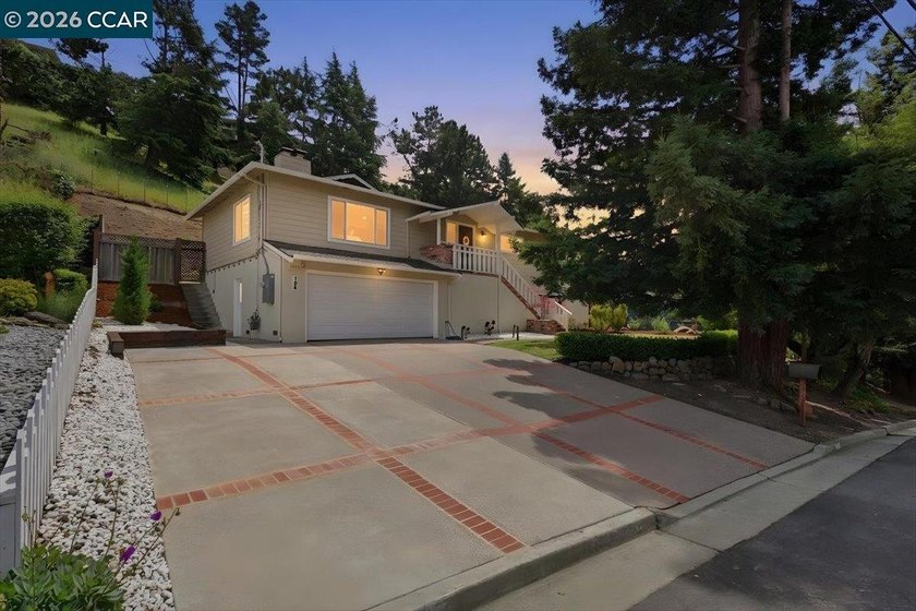 Beautifully situated in Oakland's desirable Sequoyah Highlands - Beach Home for sale in Oakland, California on Beachhouse.com