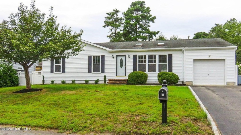 Spacious 3 bedroom 2 full bath  ranch in Pine Lake Park.  The - Beach Home for sale in Toms River, New Jersey on Beachhouse.com