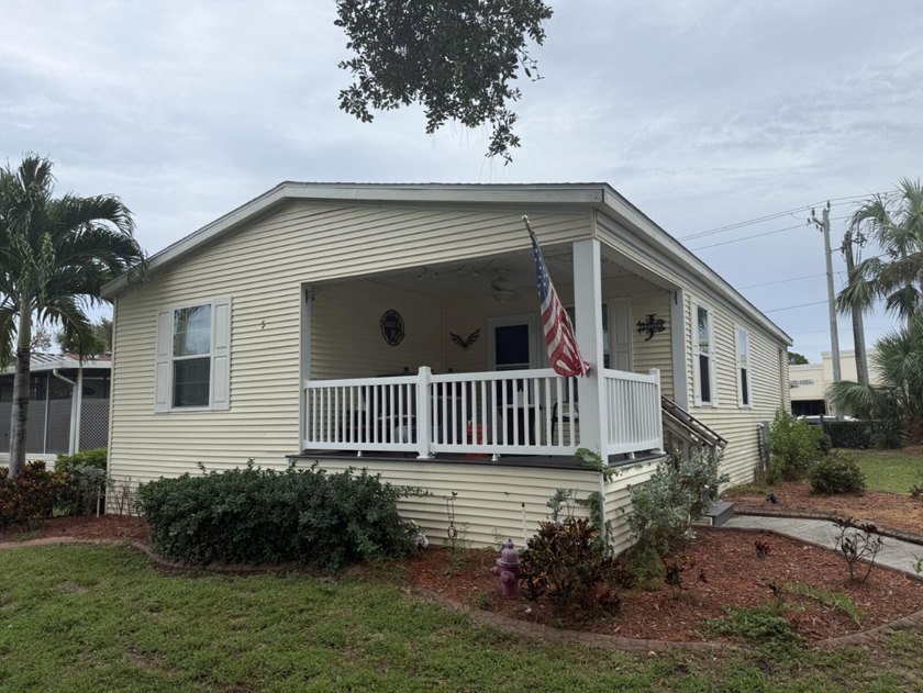 Just Listed! Charming mobile home with 3 bedrooms and 2 - Beach Home for sale in Palm Beach Gardens, Florida on Beachhouse.com