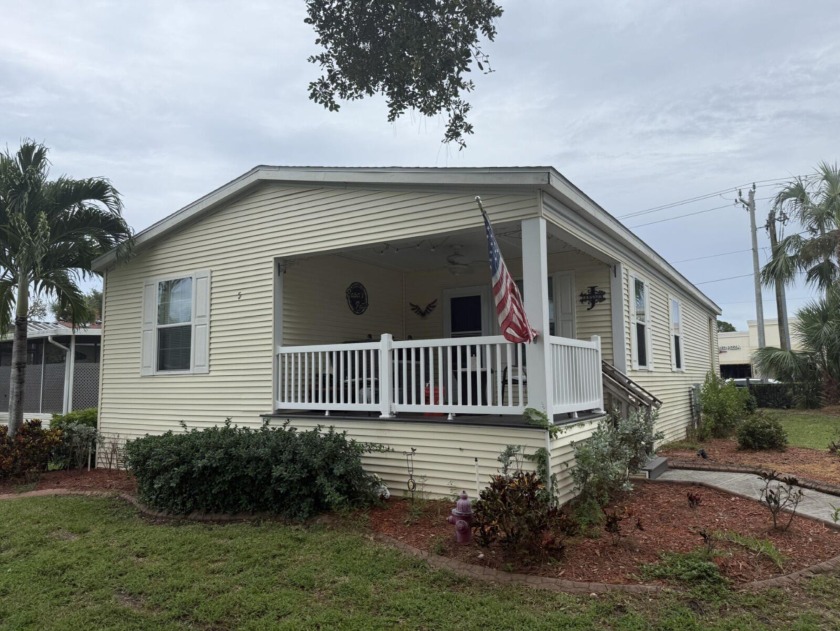 Just Listed!Charming mobile home with 3 bedrooms and 2 bathrooms - Beach Home for sale in Palm Beach Gardens, Florida on Beachhouse.com