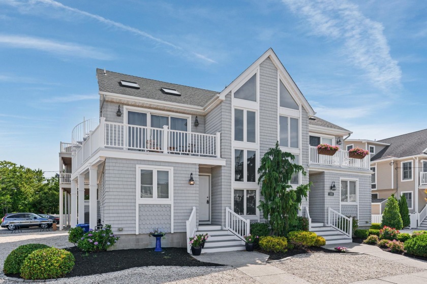 7899 Sunset Drive is a beautiful west facing corner townhome - Beach Townhome/Townhouse for sale in Avalon, New Jersey on Beachhouse.com