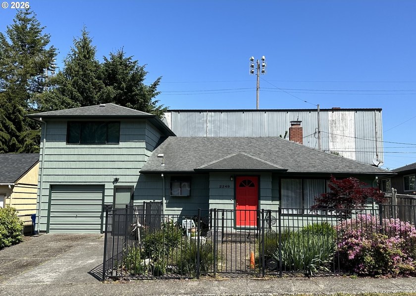 Located in Reedsport, this 2,128 sq. ft. home offers 4 bedrooms - Beach Home for sale in Reedsport, Oregon on Beachhouse.com