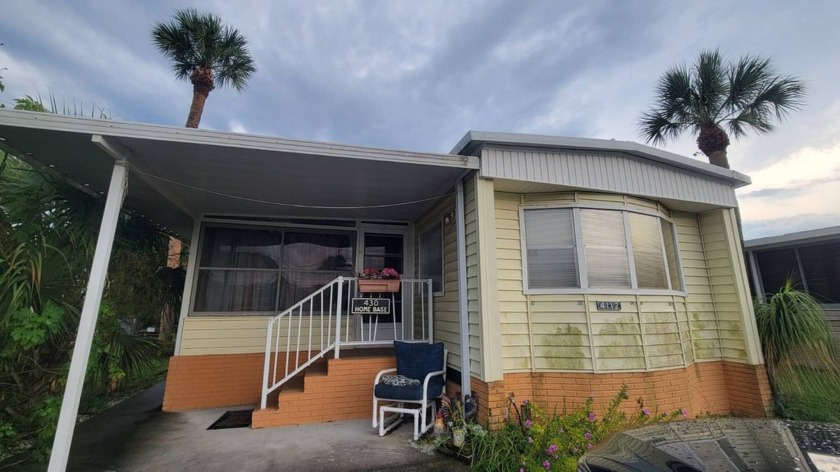 Affordable and Inviting 2 Bedroom, 2 Bath Mobile Home in a Prime - Beach Home for sale in West Palm Beach, Florida on Beachhouse.com