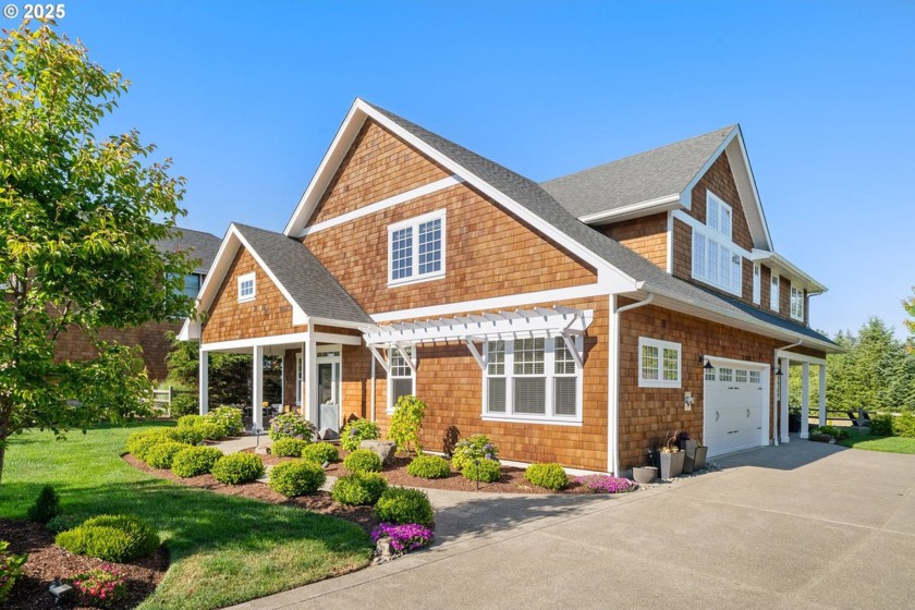 Refined coastal living awaits in this beautifully updated home - Beach Home for sale in Gearhart, Oregon on Beachhouse.com