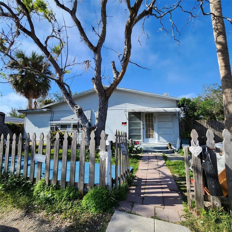 AMAZING OPPORUNITY! INCREDIBLE POTENTIAL! **CASH ONLY** INVESTOR - Beach Home for sale in New Port Richey, Florida on Beachhouse.com