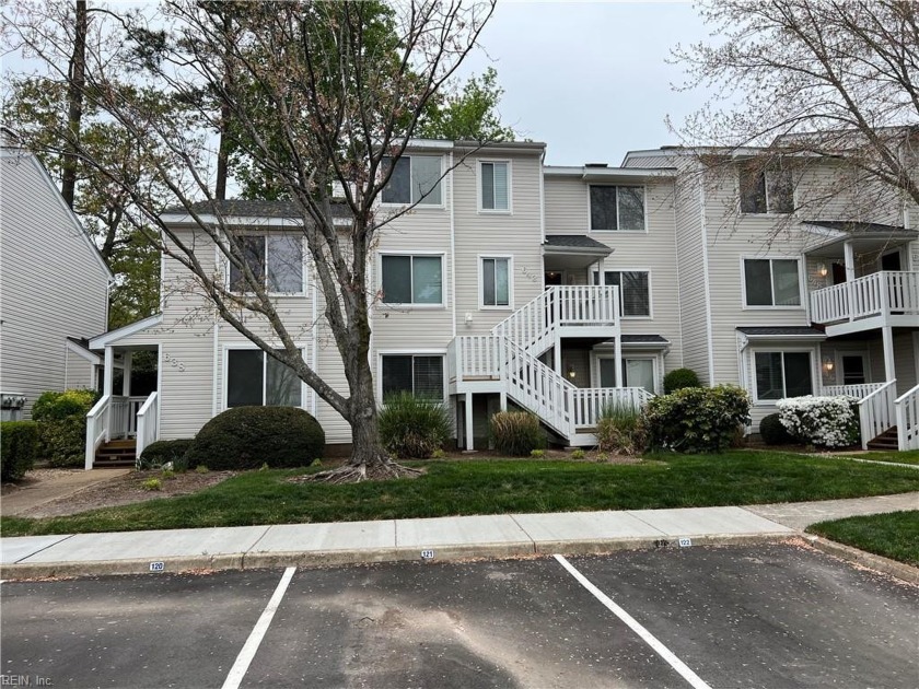 Beautifully maintained condo with community pool blocks from the - Beach Home for sale in Virginia Beach, Virginia on Beachhouse.com