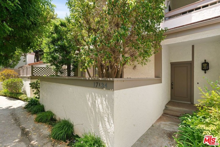 Opportunity awaits in this ideally situated townhome, embodying - Beach Townhome/Townhouse for sale in Pacific Palisades, California on Beachhouse.com