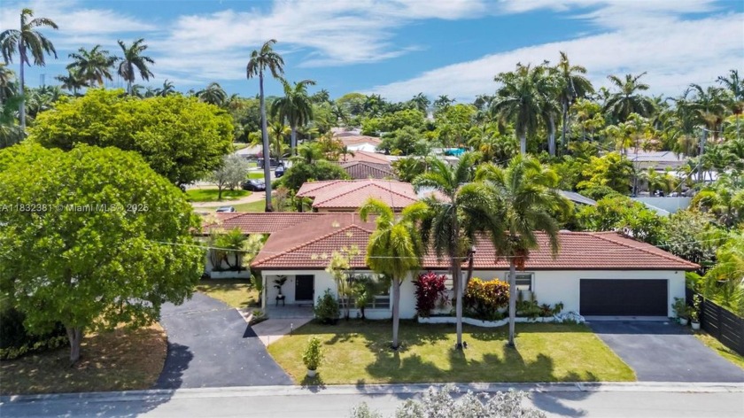Beautifully maintained 3-bedroom, 3-full bath home with a - Beach Home for sale in Hollywood, Florida on Beachhouse.com