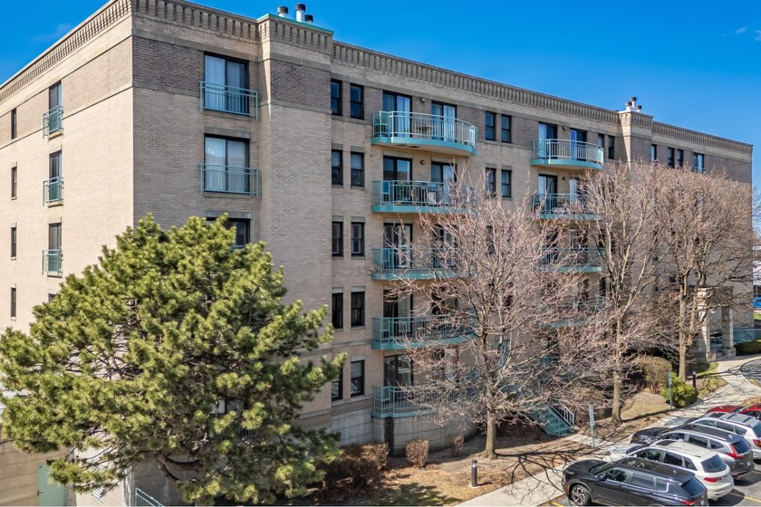 Welcome to Park Lincoln! This exquisite condo boasts luxury - Beach Home for sale in Skokie, Illinois on Beachhouse.com