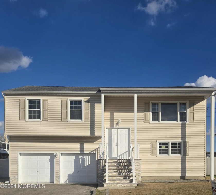 Prime location waterfront home with amazing bay views, oversized - Beach Home for sale in Toms River, New Jersey on Beachhouse.com