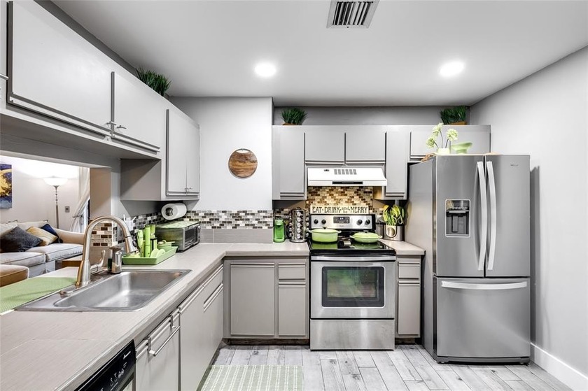 Modern, highly renovated and well-kept 2 br / 2 bath corner unit - Beach Condo for sale in Sunrise, Florida on Beachhouse.com