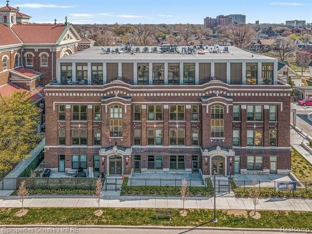 The Saint Charles Residences! This 3 bed 2.5 bath space offers - Beach Condo for sale in Detroit, Michigan on Beachhouse.com