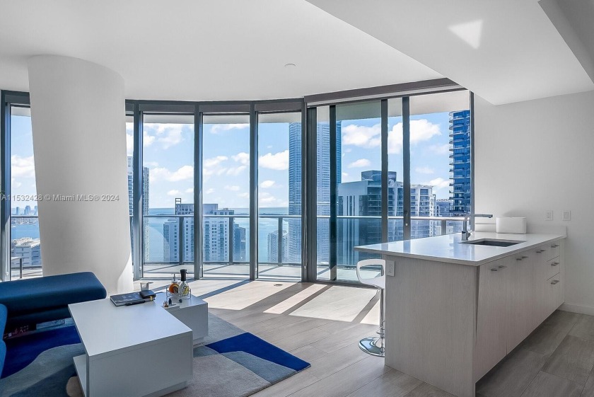 Absolutely stunning 3bed 3bath corner unit on the 44th fl of - Beach Condo for sale in Miami, Florida on Beachhouse.com