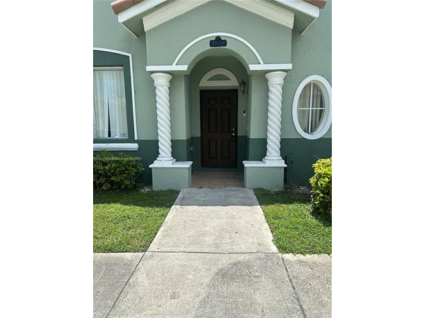 Bright 4/3 townhouse in gated community. This spacious unit - Beach Townhome/Townhouse for sale in Homestead, Florida on Beachhouse.com
