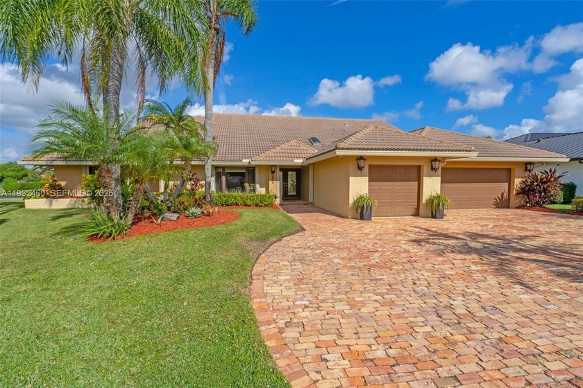 BEAUTIFUL HOUSE in Woodmont! This Home sits on a premier Island - Beach Home for sale in Tamarac, Florida on Beachhouse.com