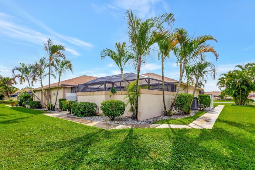 Cute 2 bedroom 2 bath townhouse with large screened in courtyard - Beach Townhome/Townhouse for sale in Jupiter, Florida on Beachhouse.com