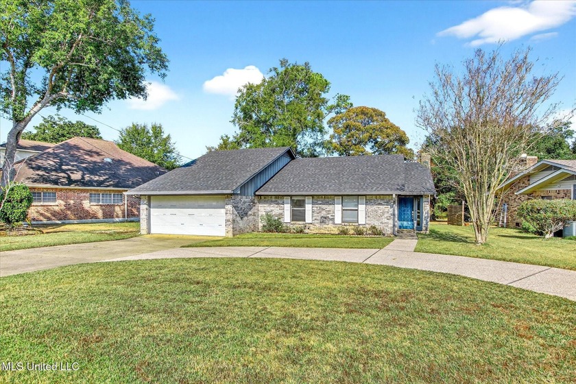 Beautifully updated 3BR/2BA home on a premium golf course lot in - Beach Home for sale in Diamondhead, Mississippi on Beachhouse.com