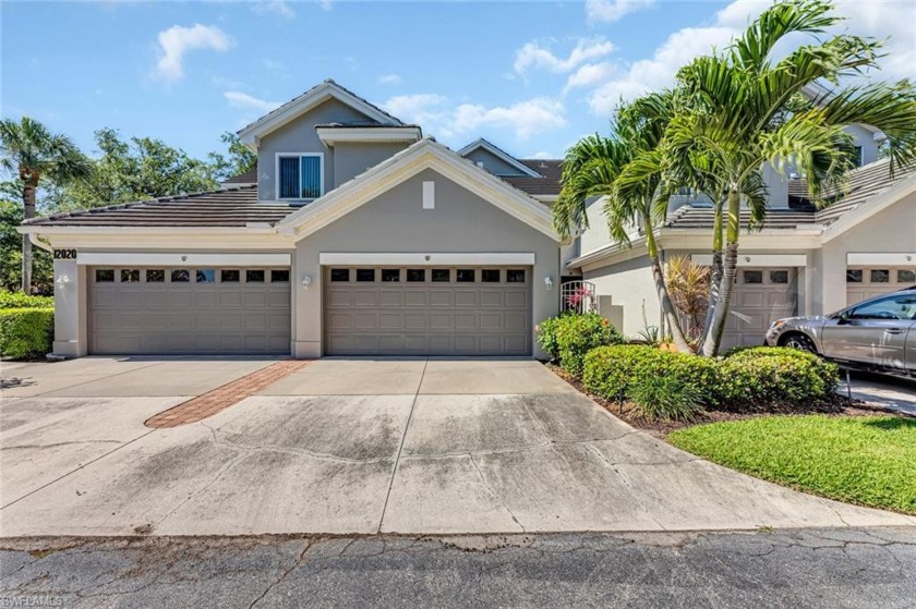 Beautifully updated FIRST FLOOR coach home now available in the - Beach Home for sale in Fort Myers, Florida on Beachhouse.com