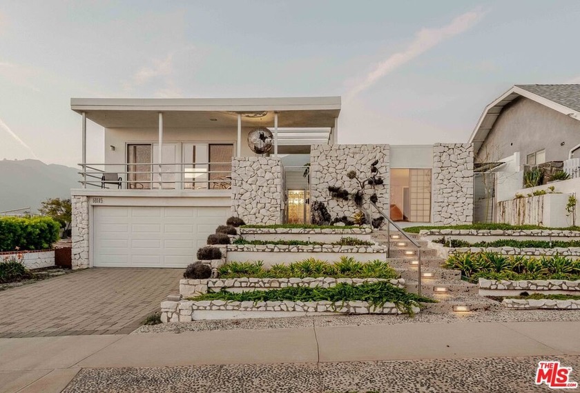 A timeless 1963 Sunset Mesa classic with a thoughtful modern - Beach Home for sale in Malibu, California on Beachhouse.com