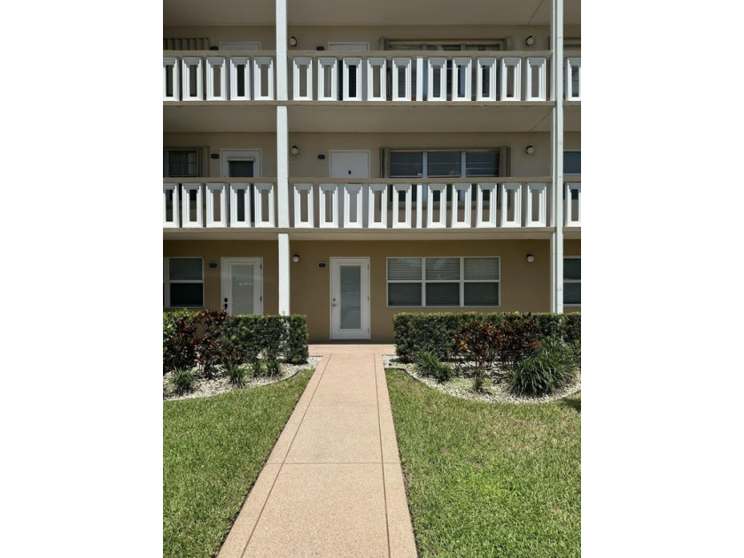 WONDERFUL OPPORTUNITY TO OWN 1 BEDROOM 1 1/2 BATH CONDO AT - Beach Condo for sale in West Palm Beach, Florida on Beachhouse.com