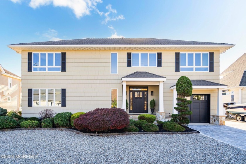 This custom home that has been tastefully refreshed by its - Beach Home for sale in Toms River, New Jersey on Beachhouse.com