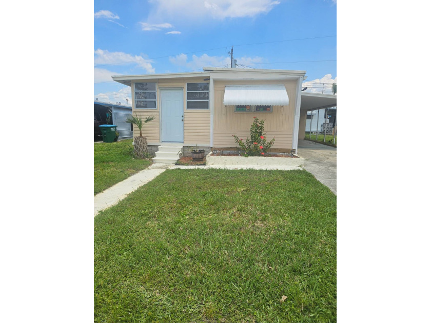 Charming  2Bed  2Bath  Doublewide. New flooring freshly painted - Beach Home for sale in St. Petersburg, Florida on Beachhouse.com
