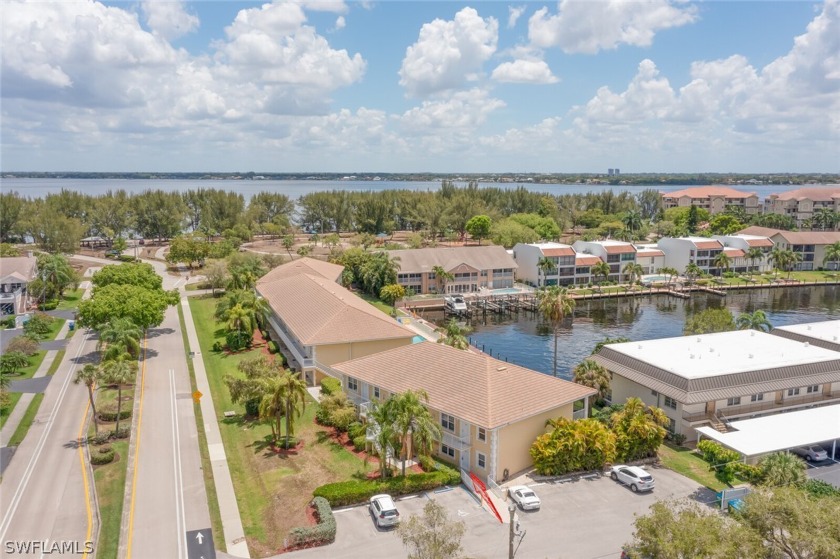 Great waterfront end unit, on wide canal with unrestricted - Beach Condo for sale in Cape Coral, Florida on Beachhouse.com