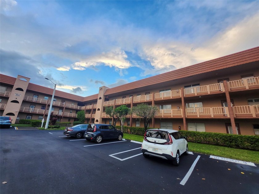 SUNRISE LAKES PHASE 3---HOPA-- 55+--2/2- 3RD FLOOR----BEDROOMS - Beach Condo for sale in Sunrise, Florida on Beachhouse.com