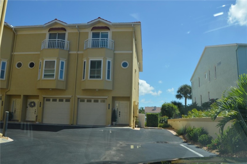 Welcome to this stunning 3-bedroom, 3.5-bath townhome with a - Beach Townhome/Townhouse for sale in St. Petersburg, Florida on Beachhouse.com