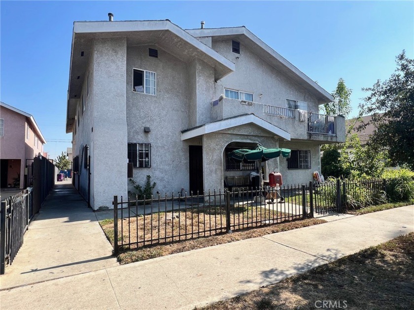 Here is a large four-plex property available with spacious units - Beach Townhome/Townhouse for sale in Long Beach, California on Beachhouse.com