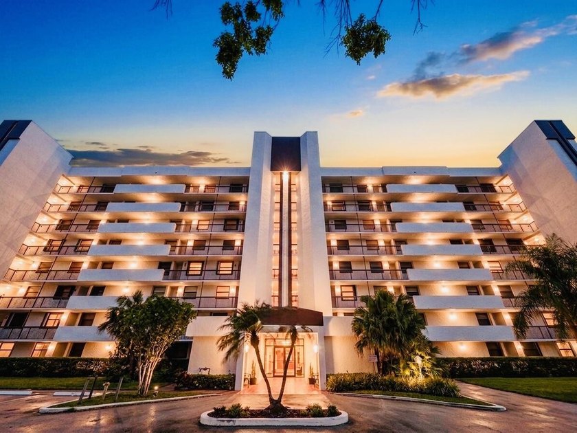 Bright and beautifully updated 3-bedroom residence located on - Beach Condo for sale in Deerfield Beach, Florida on Beachhouse.com