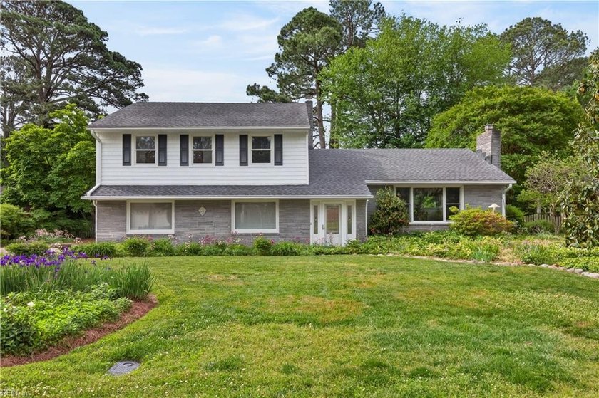 Enjoy waterfront living in this split-level home on Horseshoe - Beach Home for sale in Portsmouth, Virginia on Beachhouse.com