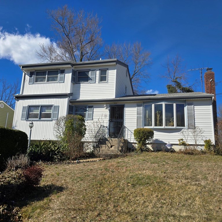 Glenwood Landing Diamond in the rough!! Needs TLC but great - Beach Home for sale in Glen Cove, New York on Beachhouse.com