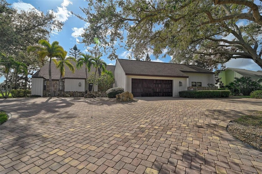 Are you searching for a spacious 3,800sf, 4 bedroom, 4+ bath - Beach Home for sale in Sarasota, Florida on Beachhouse.com