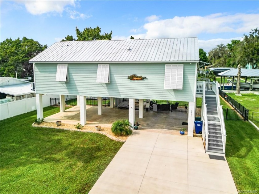 MOTIVATED SELLER  Welcome to your dream waterfront retreat in - Beach Home for sale in Crystal River, Florida on Beachhouse.com