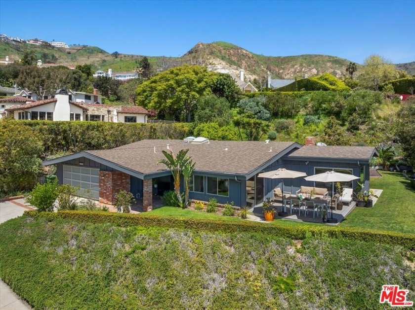 Perched on a coveted cul-de-sac in Pacific Palisades, this - Beach Home for sale in Pacific Palisades, California on Beachhouse.com