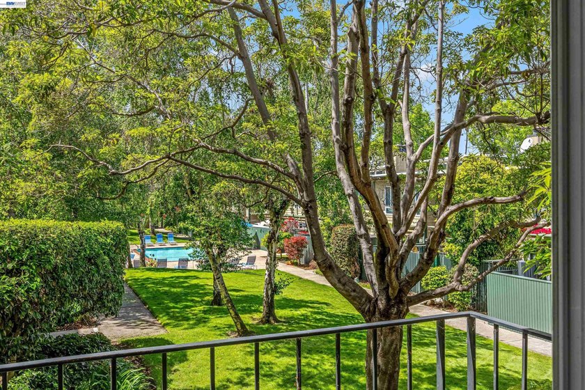 Amazing value in the highly desirable Woodlake community! This - Beach Condo for sale in San Mateo, California on Beachhouse.com
