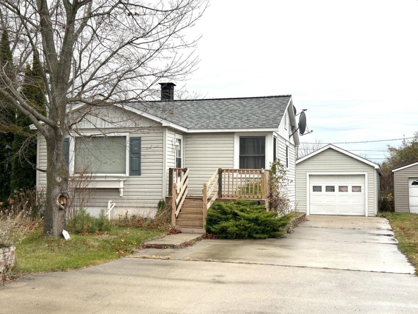 Welcome to your cozy new home! This delightful ranch-style - Beach Home for sale in Alpena, Michigan on Beachhouse.com