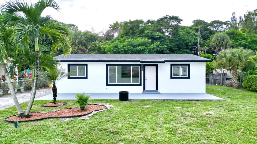 READY TO MOVE IN! Featuring a brand-new roof (September - Beach Home for sale in West Palm Beach, Florida on Beachhouse.com