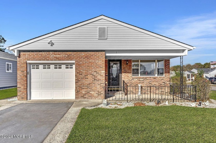 Welcome to this renovated 2 bedroom 2 bath Lakeview model in - Beach Home for sale in Toms River, New Jersey on Beachhouse.com