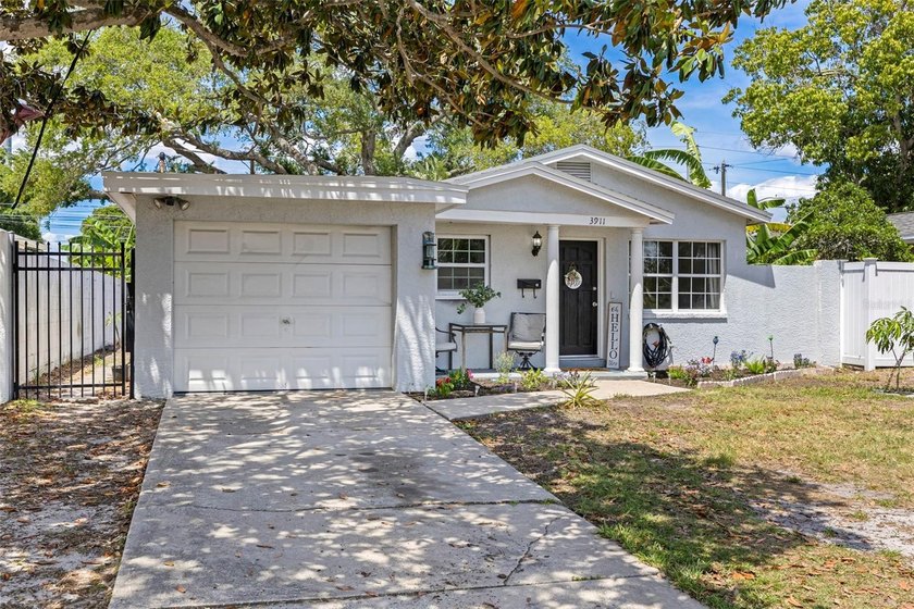 Under contract-accepting backup offers. This Central Oak Park - Beach Home for sale in St. Petersburg, Florida on Beachhouse.com