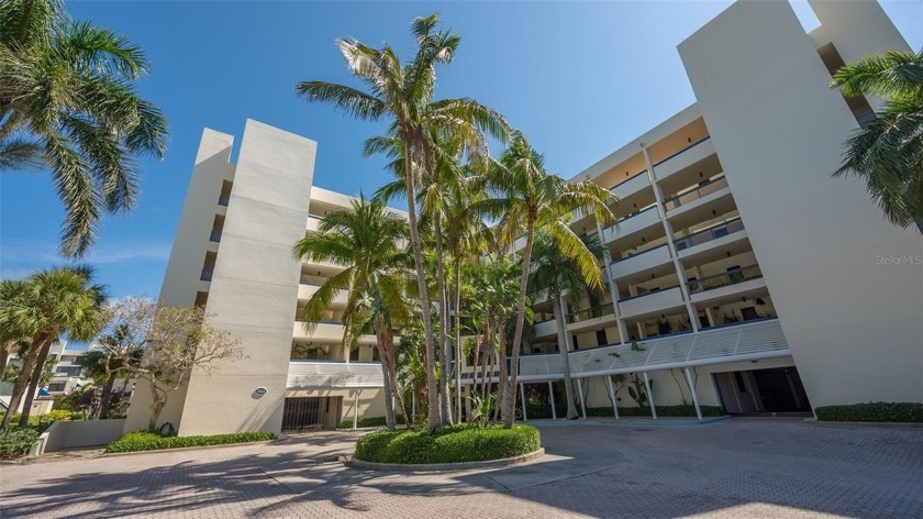 This two-bedroom, two bathroom 1,192 square foot unit with its - Beach Condo for sale in Longboat Key, Florida on Beachhouse.com