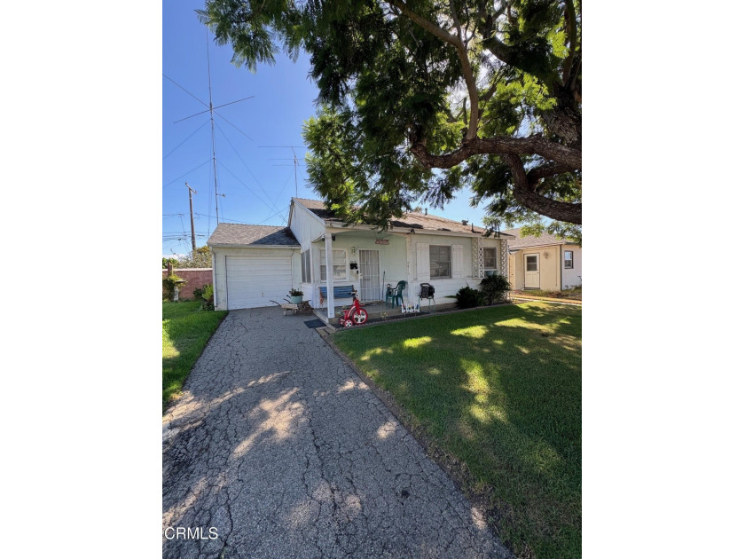 Perfect home to make your own! This 3-bedroom, 2-bathroom home - Beach Home for sale in Oxnard, California on Beachhouse.com