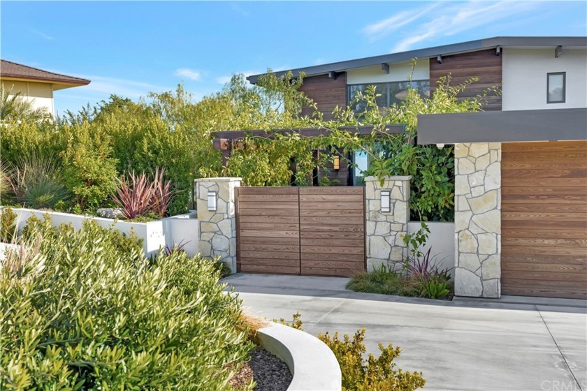 This property is an impressive contemporary one-of-a-kind - Beach Home for sale in Rancho Palos Verdes, California on Beachhouse.com