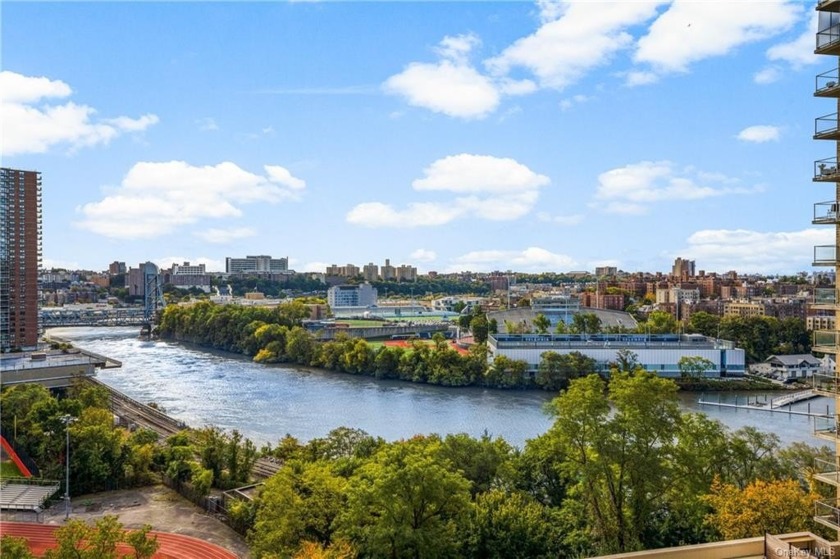 Welcome to this bright and spacious end unit with elegant - Beach Home for sale in Bronx, New York on Beachhouse.com